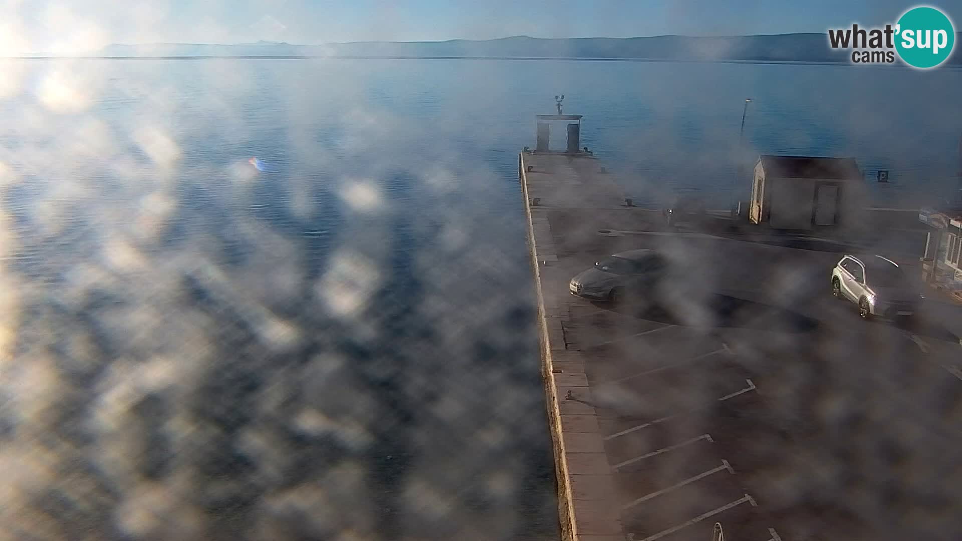 Spletna kamera Bol – Center mesta in marina v živo