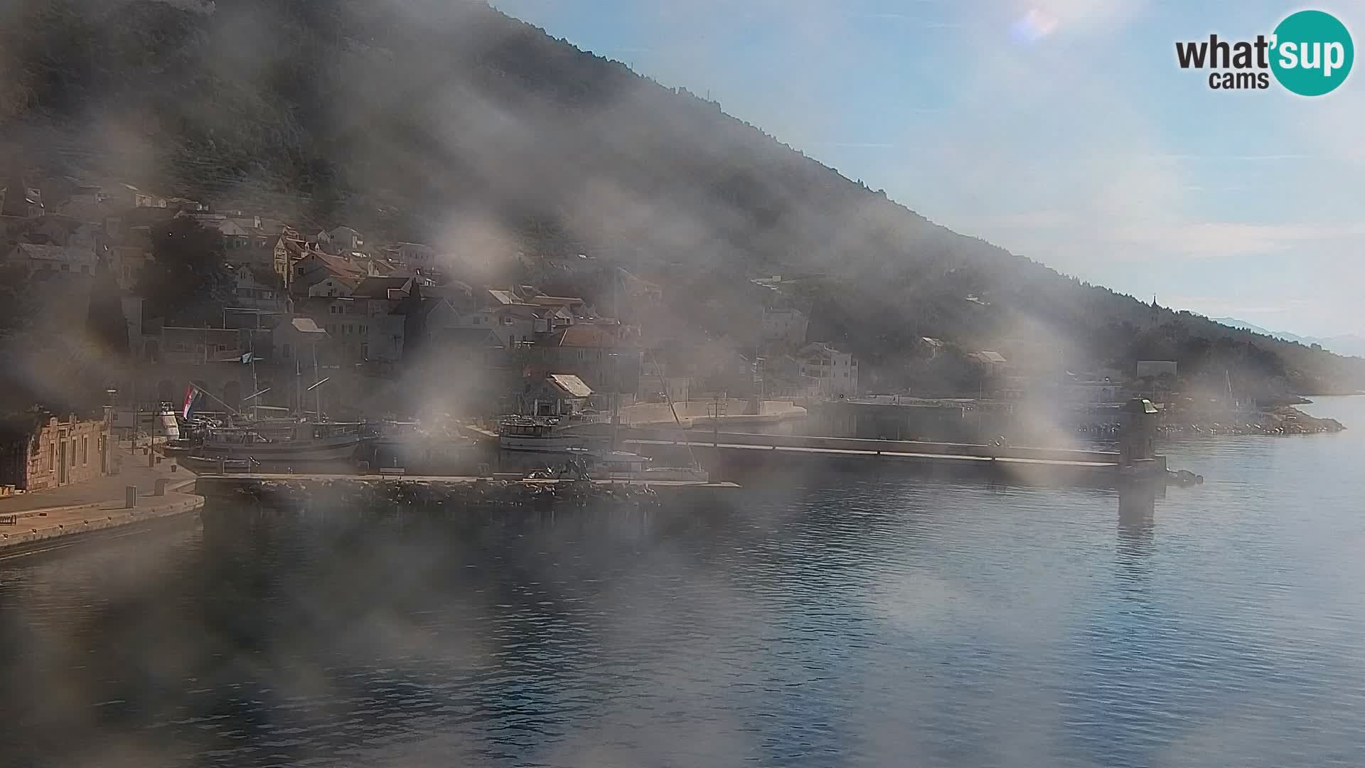 Spletna kamera Bol – Center mesta in marina v živo