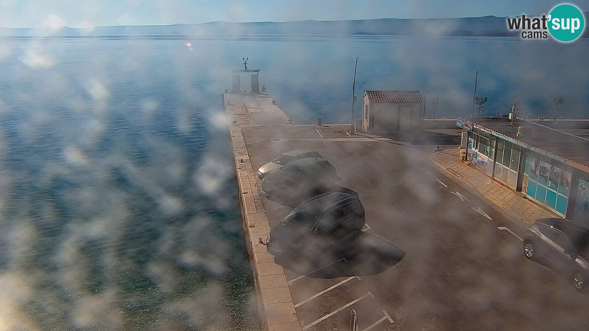 Spletna kamera Bol – Center mesta in marina v živo