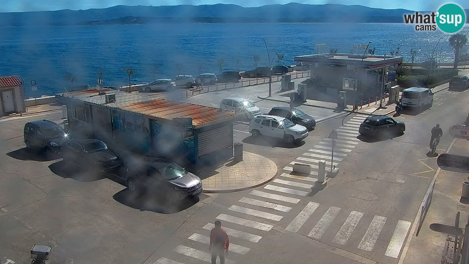 Spletna kamera Bol – Center mesta in marina v živo