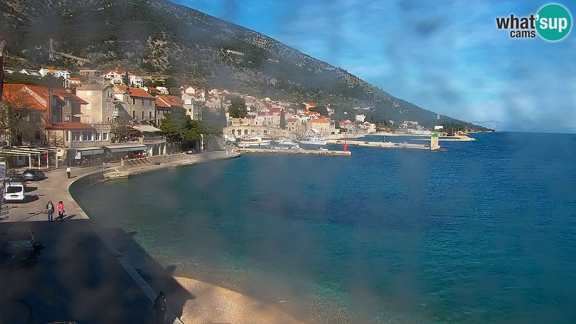 Spletna kamera Bol – Center mesta in marina v živo