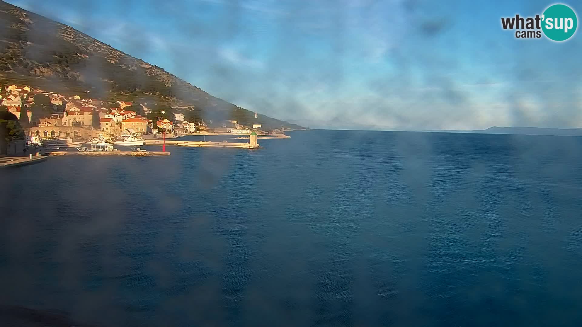 Spletna kamera Bol – Center mesta in marina v živo