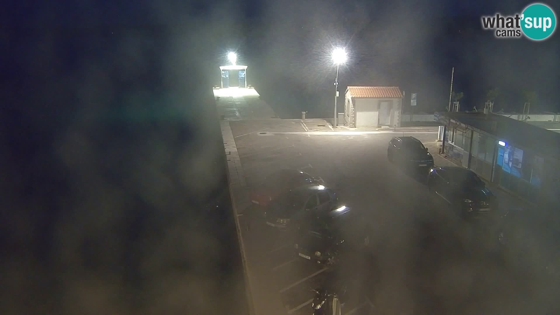 Spletna kamera Bol – Center mesta in marina v živo