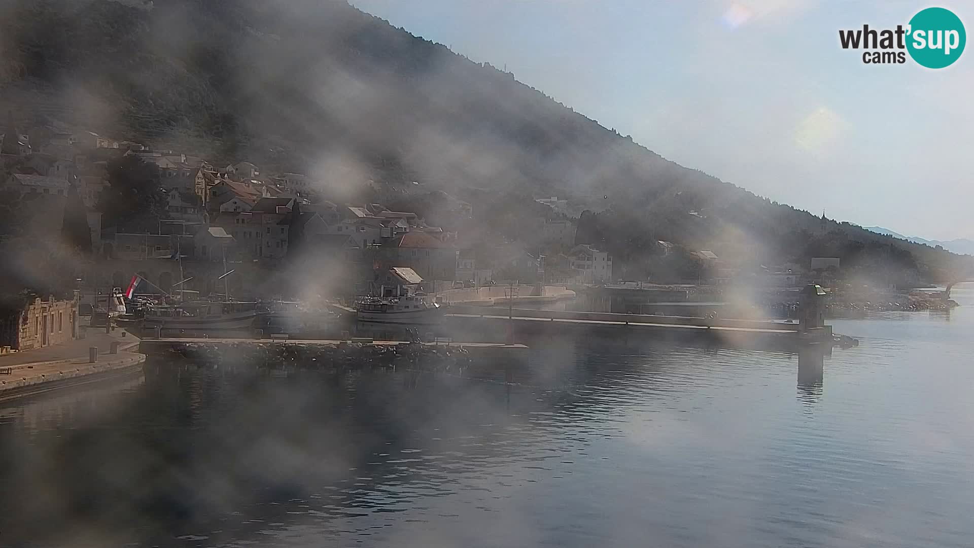 Spletna kamera Bol – Center mesta in marina v živo