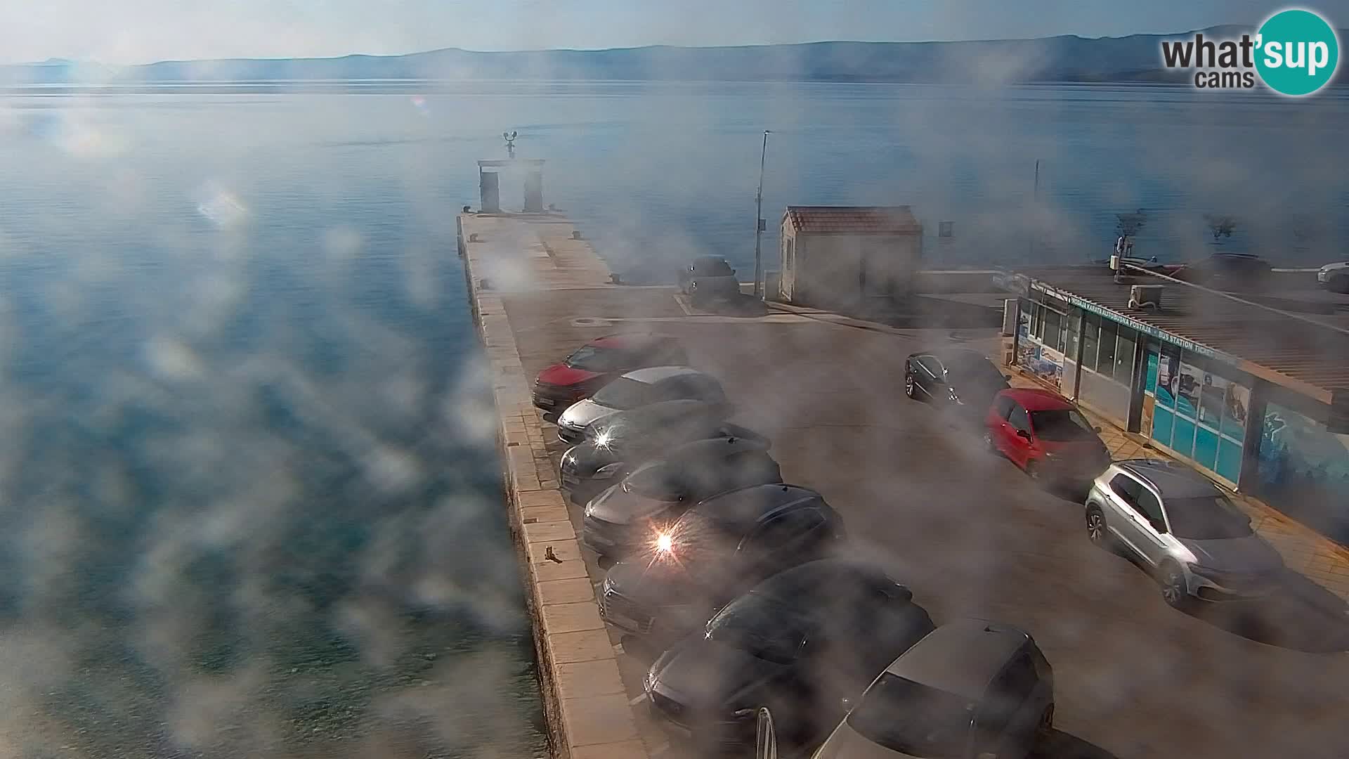 Spletna kamera Bol – Center mesta in marina v živo