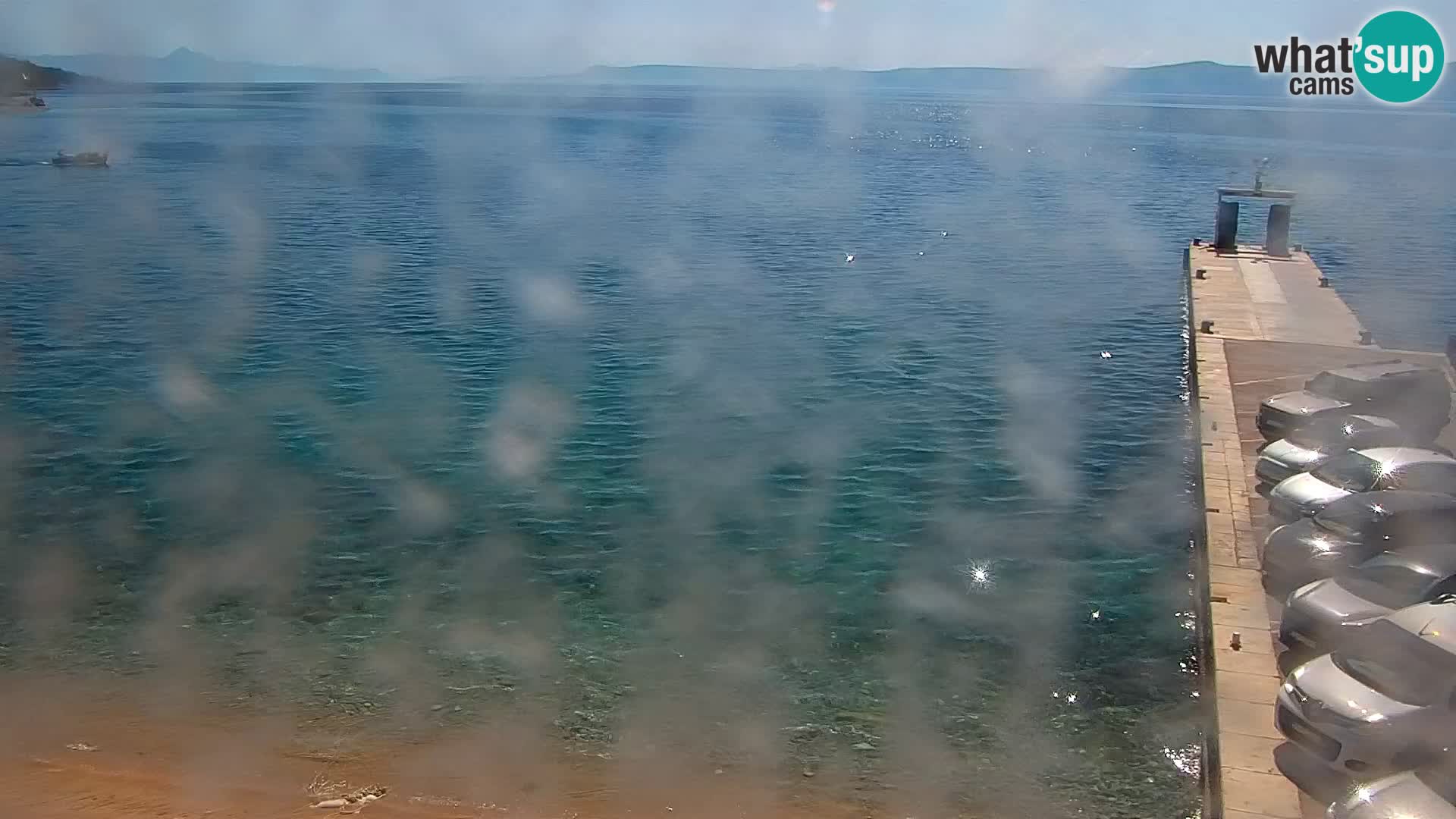 Spletna kamera Bol – Center mesta in marina v živo