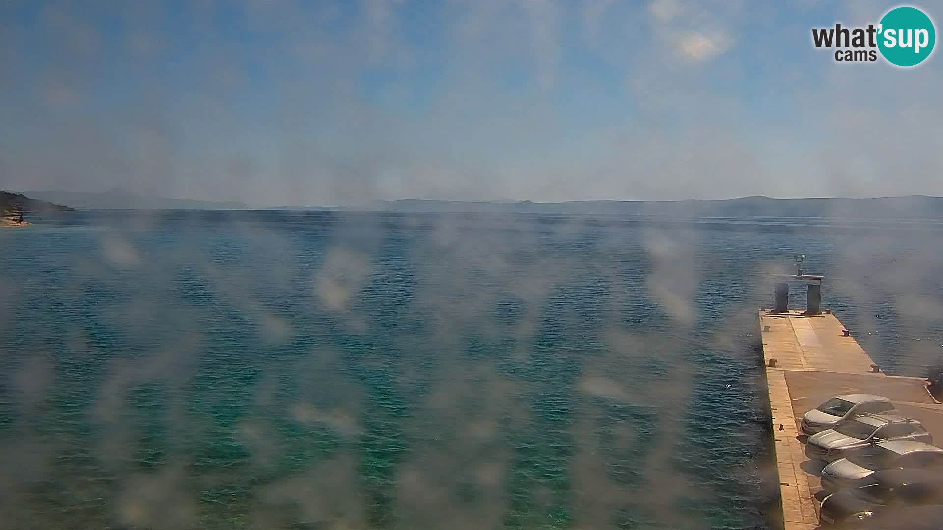 Spletna kamera Bol – Center mesta in marina v živo