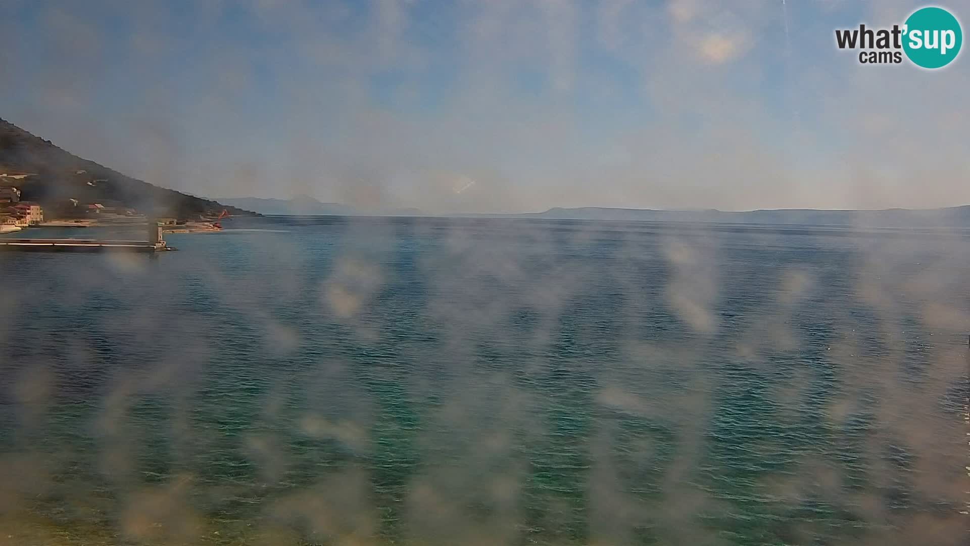 Spletna kamera Bol – Center mesta in marina v živo