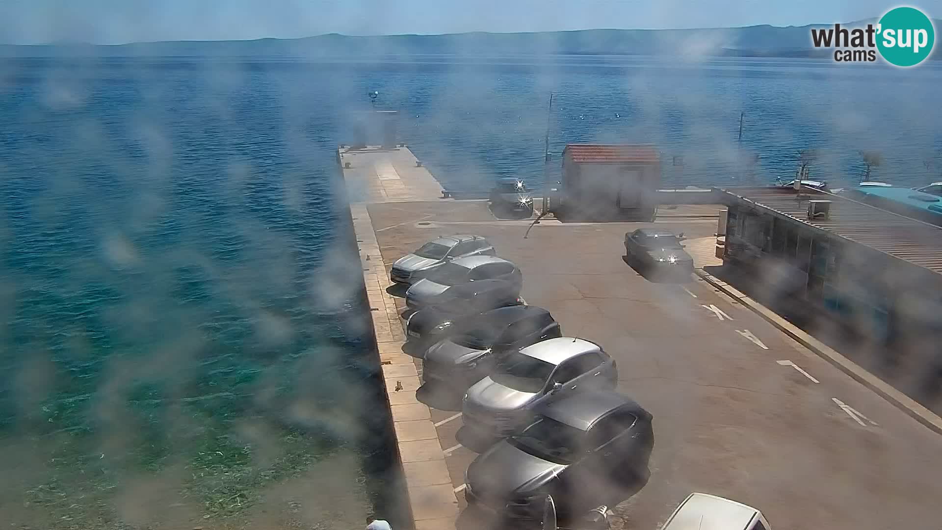 Spletna kamera Bol – Center mesta in marina v živo