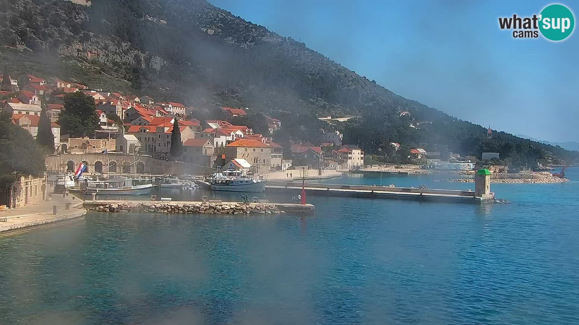 Spletna kamera Bol – Center mesta in marina v živo
