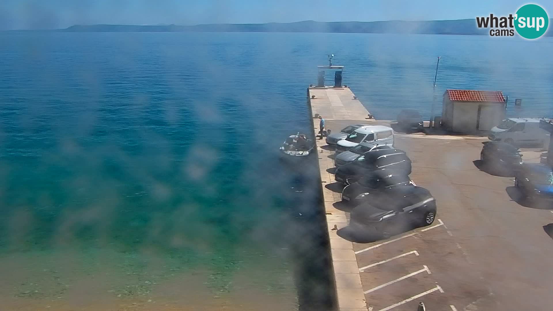 Spletna kamera Bol – Center mesta in marina v živo