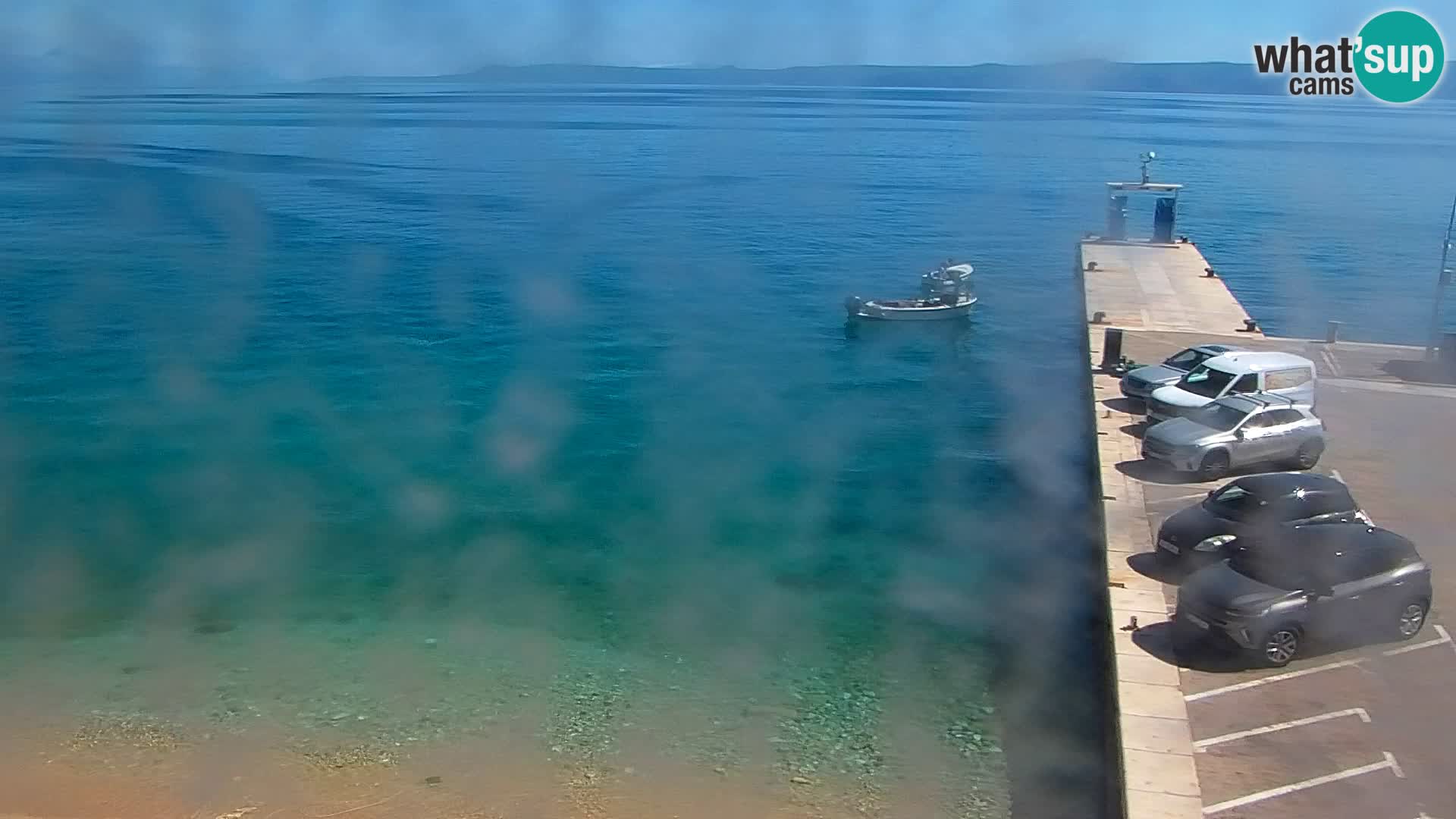 Spletna kamera Bol – Center mesta in marina v živo