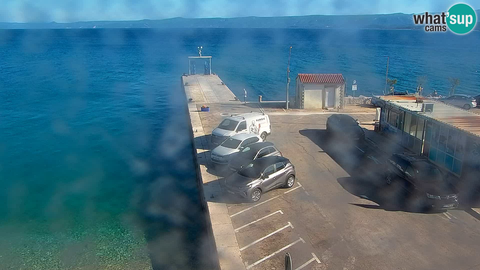 Spletna kamera Bol – Center mesta in marina v živo