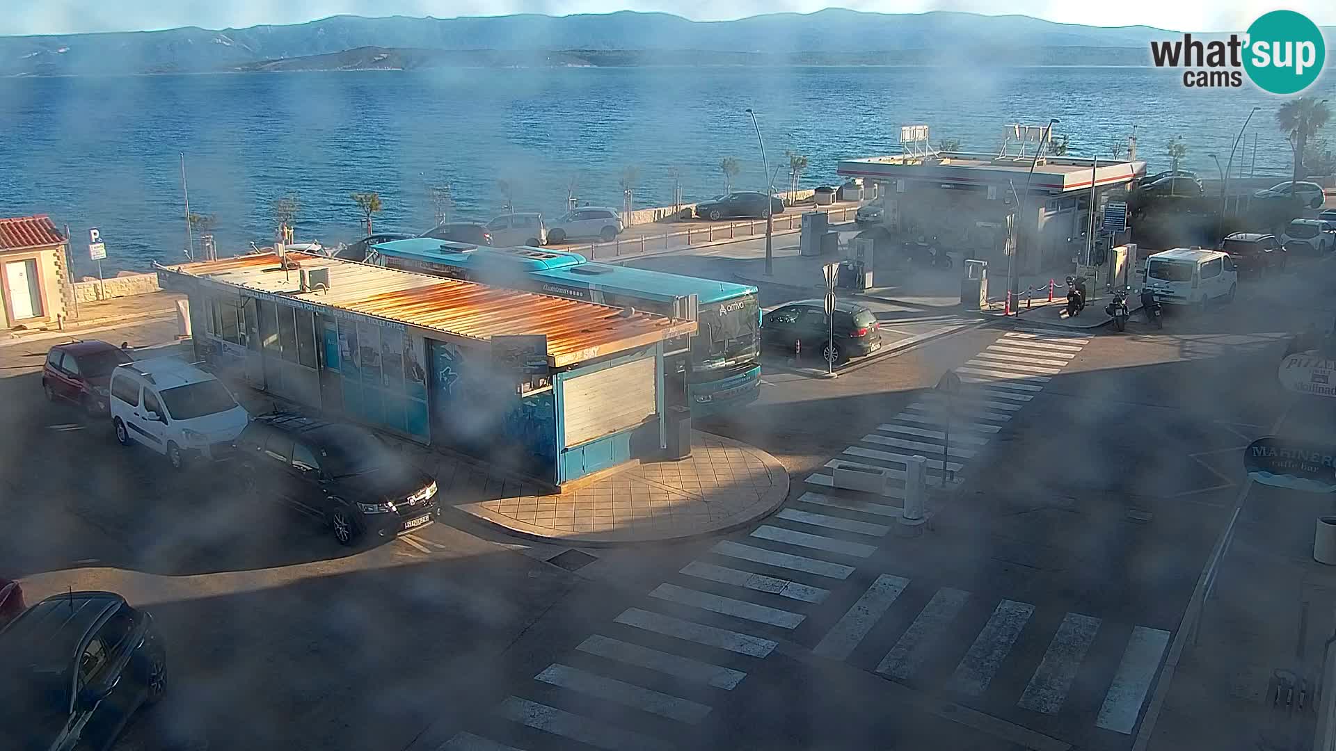 Spletna kamera Bol – Center mesta in marina v živo