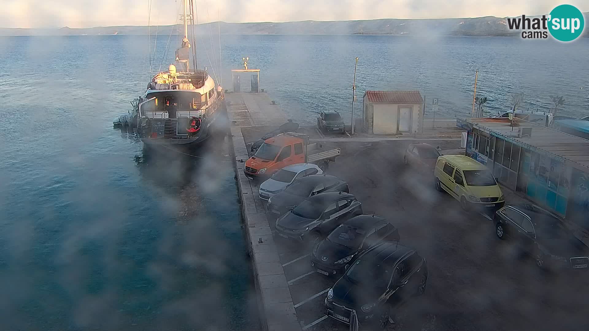 Web kamera Bol – Centar mjesta i marina | Pogled uživo