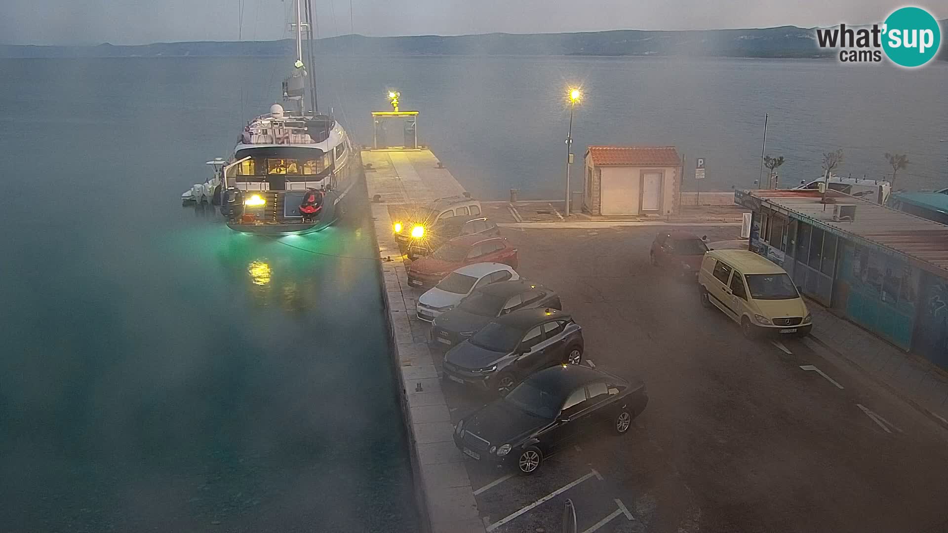 Web kamera Bol – Centar mjesta i marina | Pogled uživo