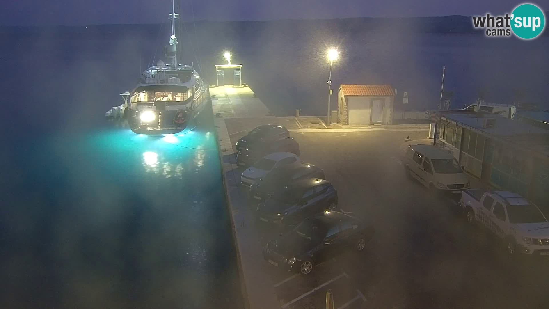 Web kamera Bol – Centar mjesta i marina | Pogled uživo