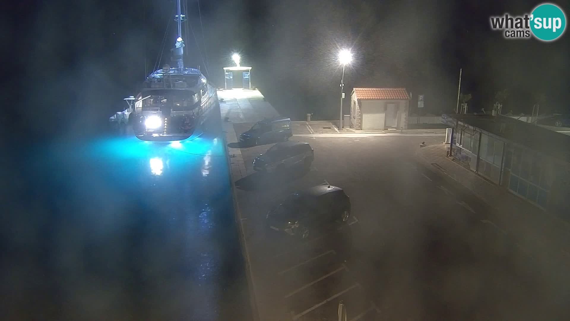 Spletna kamera Bol – Center mesta in marina v živo