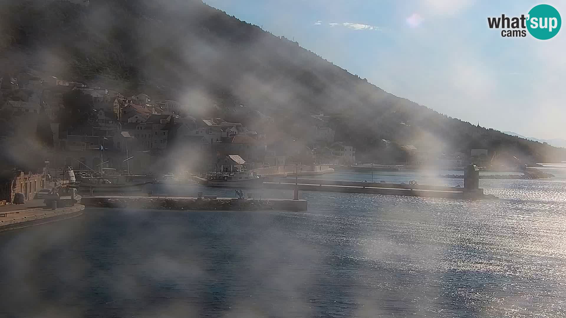 Web kamera Bol – Centar mjesta i marina | Pogled uživo