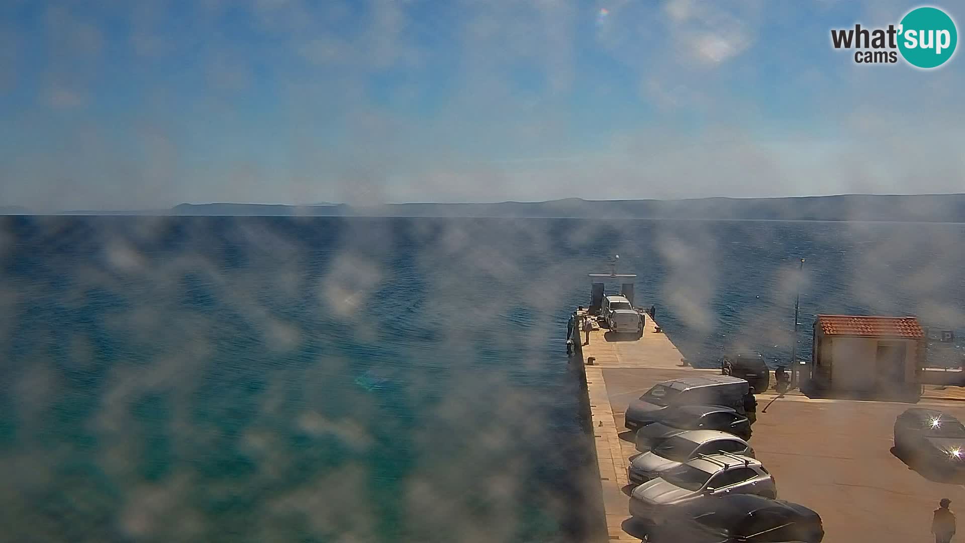 Spletna kamera Bol – Center mesta in marina v živo