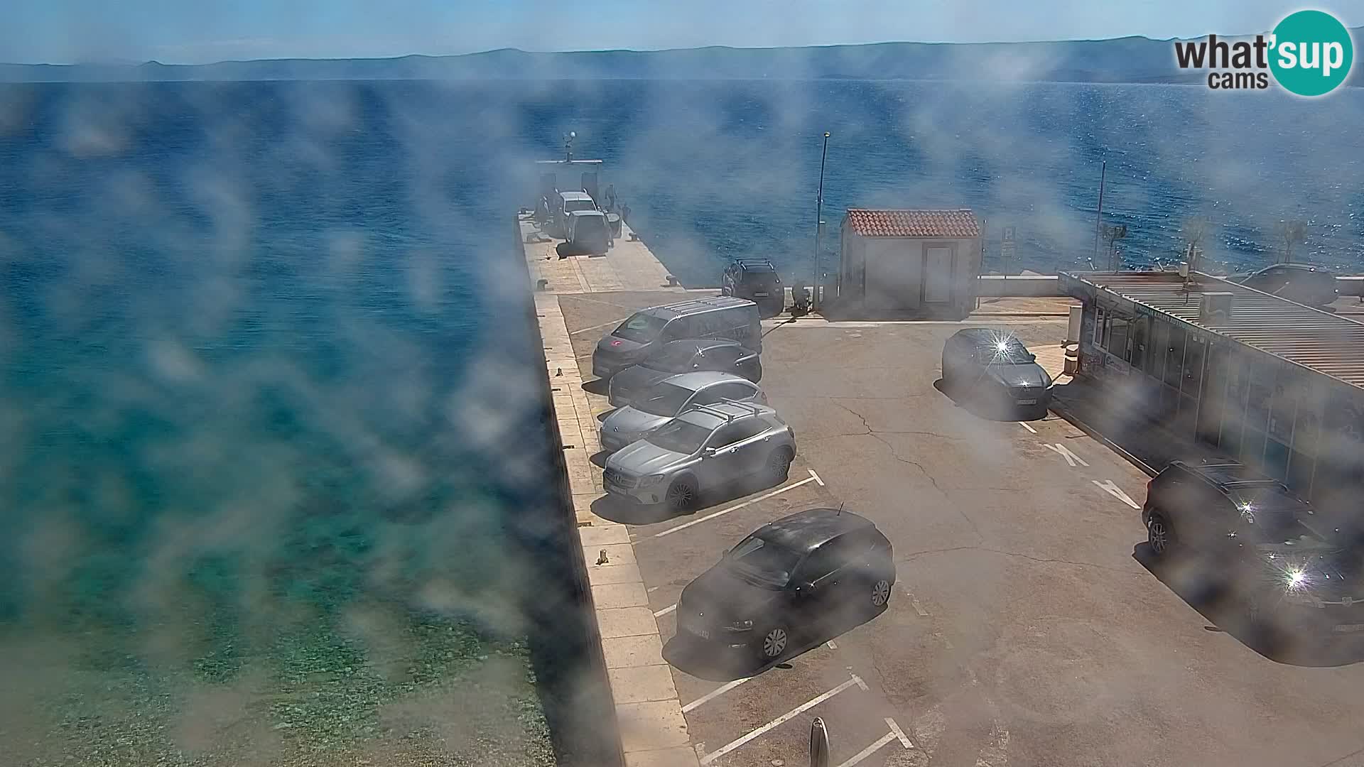 Spletna kamera Bol – Center mesta in marina v živo