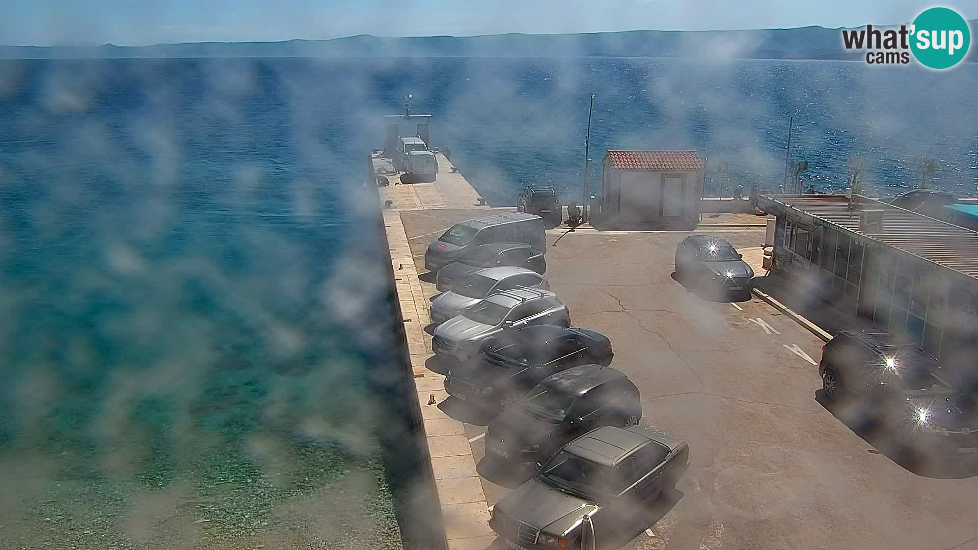 Spletna kamera Bol – Center mesta in marina v živo