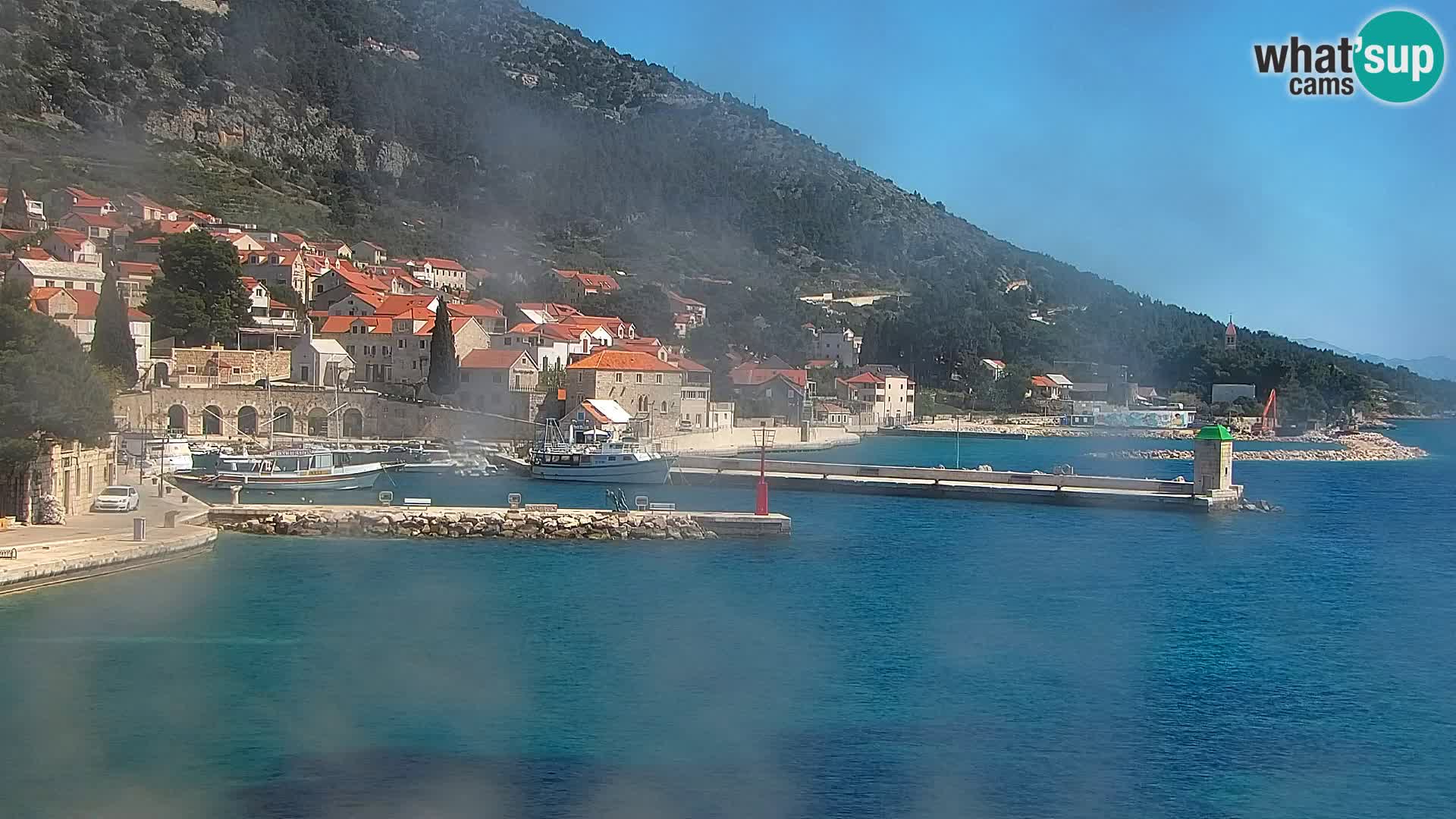 Spletna kamera Bol – Center mesta in marina v živo