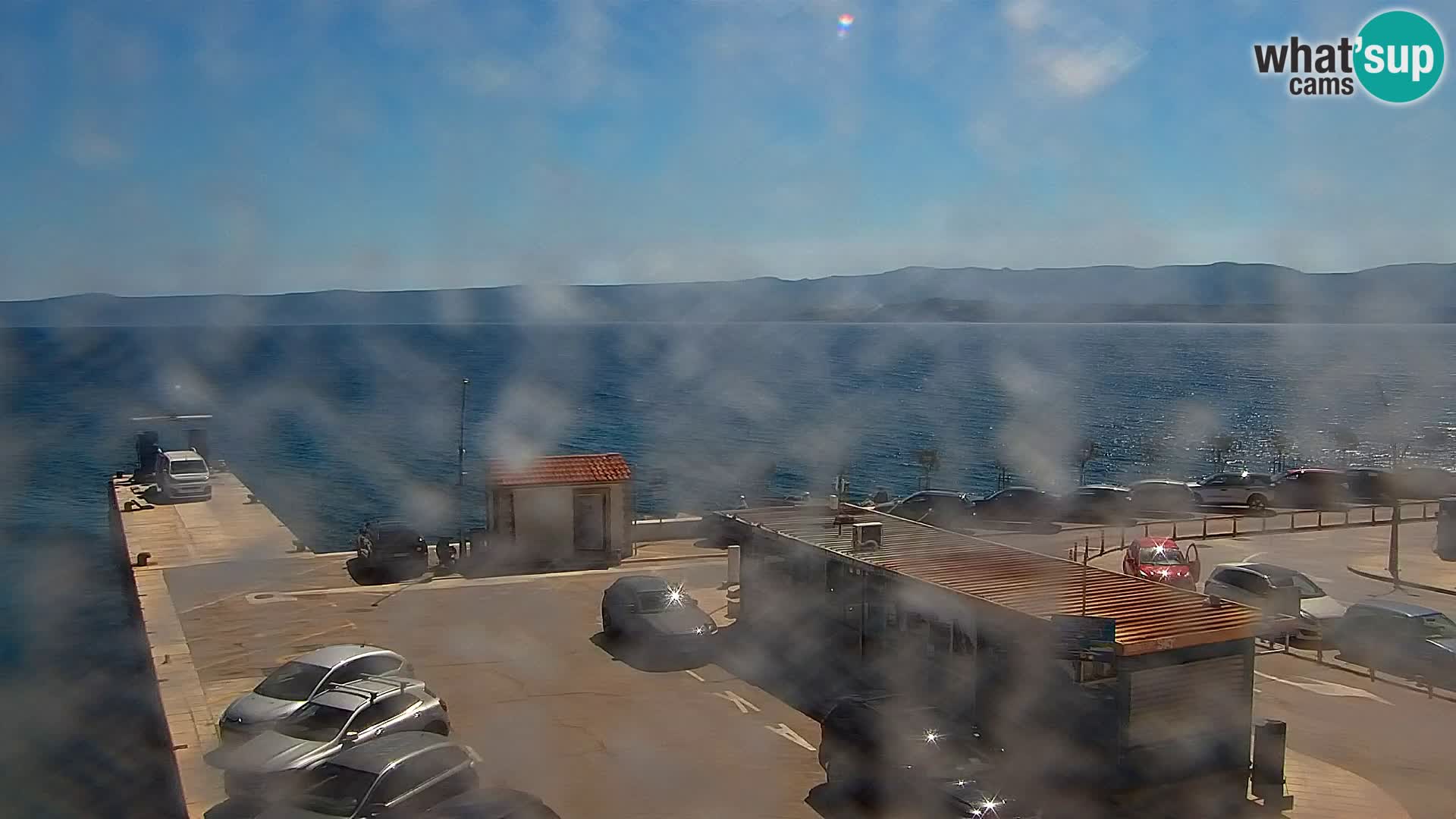 Spletna kamera Bol – Center mesta in marina v živo