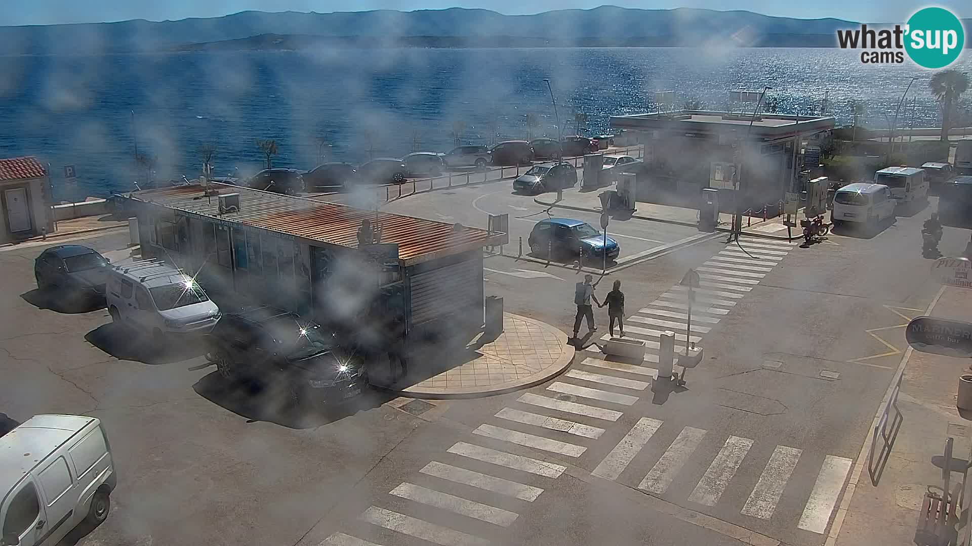 Spletna kamera Bol – Center mesta in marina v živo