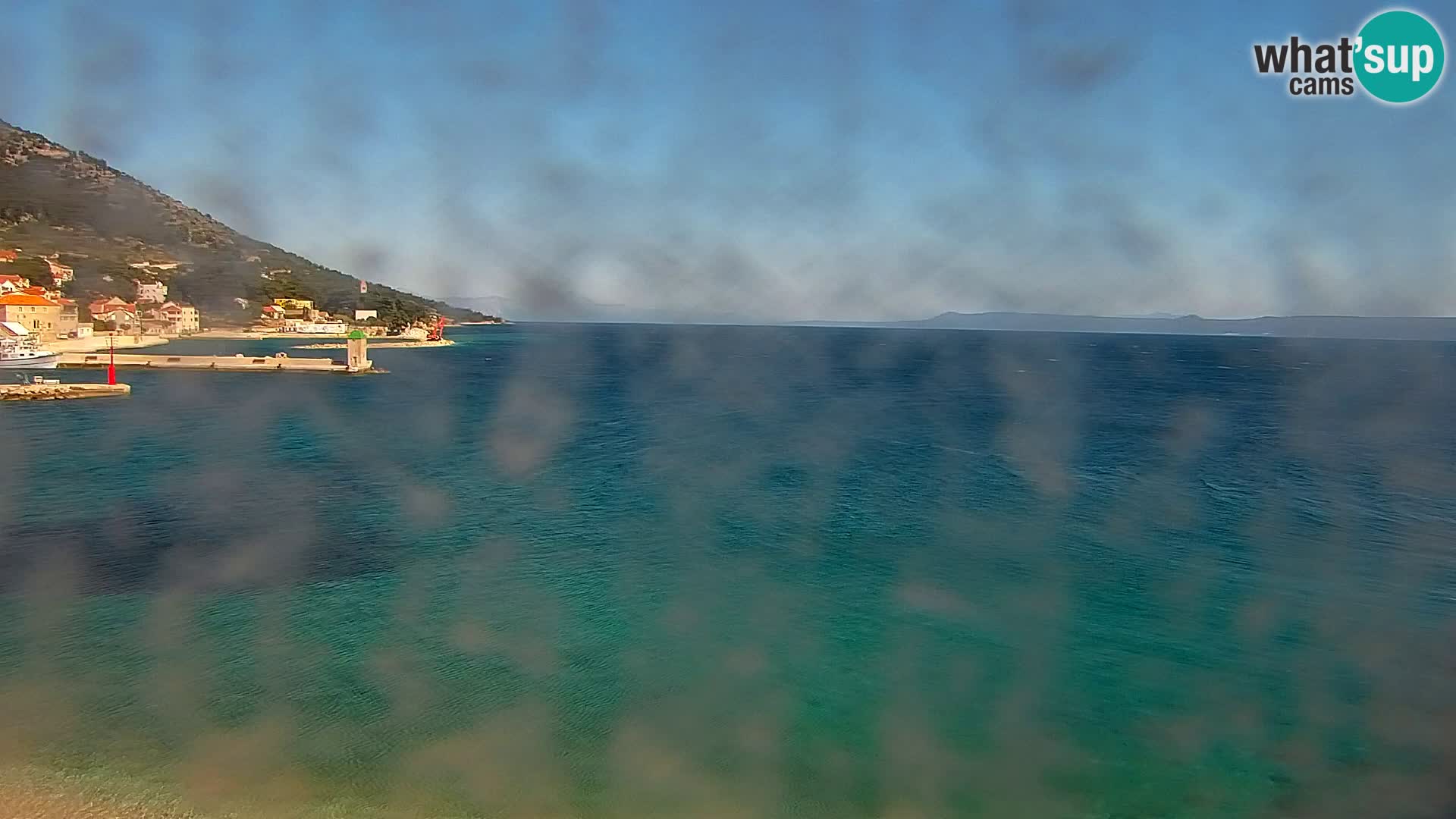 Spletna kamera Bol – Center mesta in marina v živo