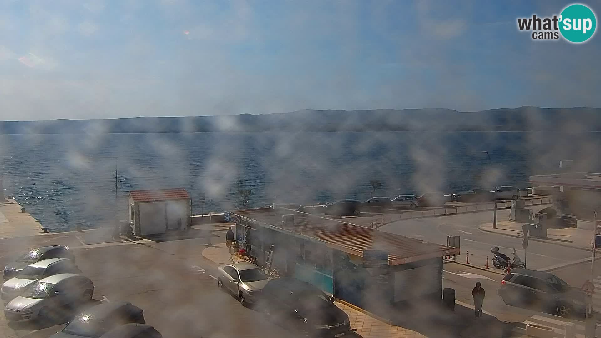 Spletna kamera Bol – Center mesta in marina v živo