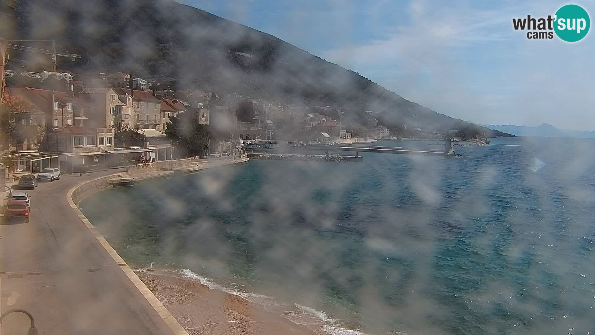 Spletna kamera Bol – Center mesta in marina v živo