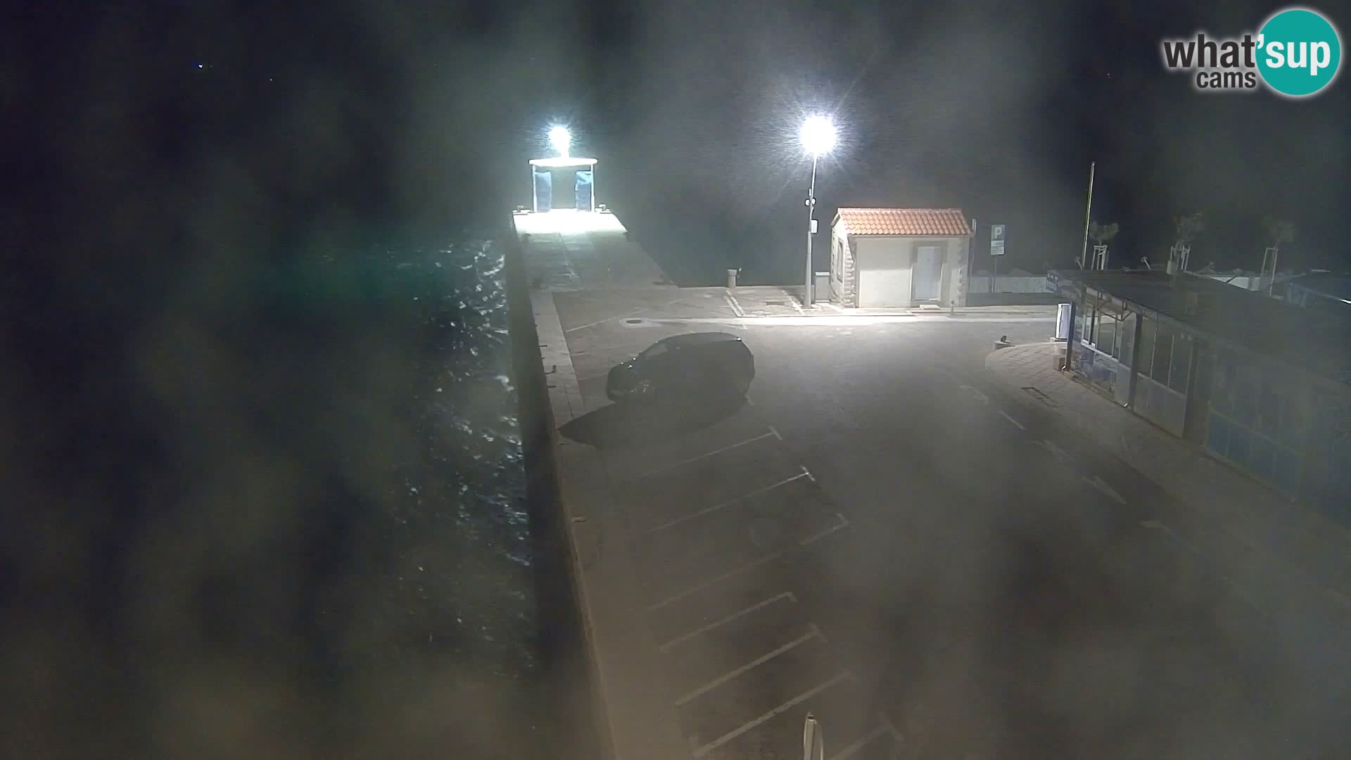 Spletna kamera Bol – Center mesta in marina v živo