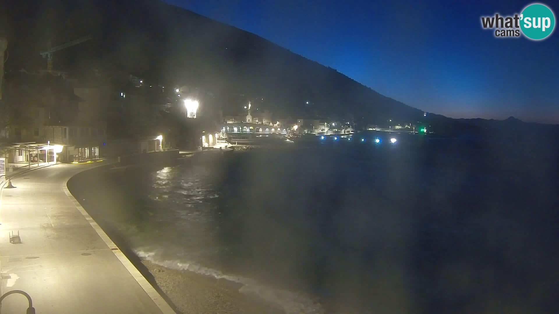 Spletna kamera Bol – Center mesta in marina v živo