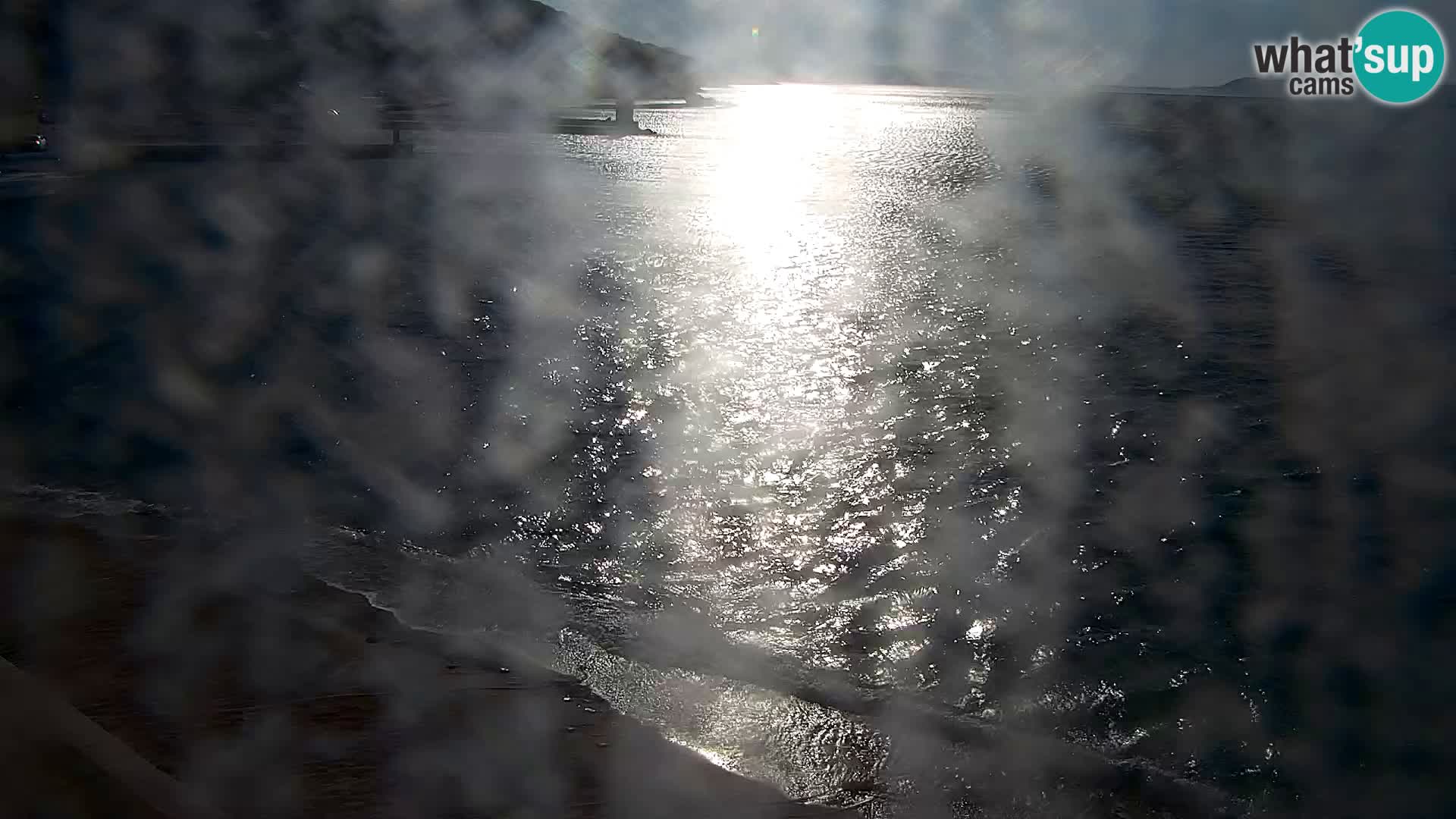 Spletna kamera Bol – Center mesta in marina v živo