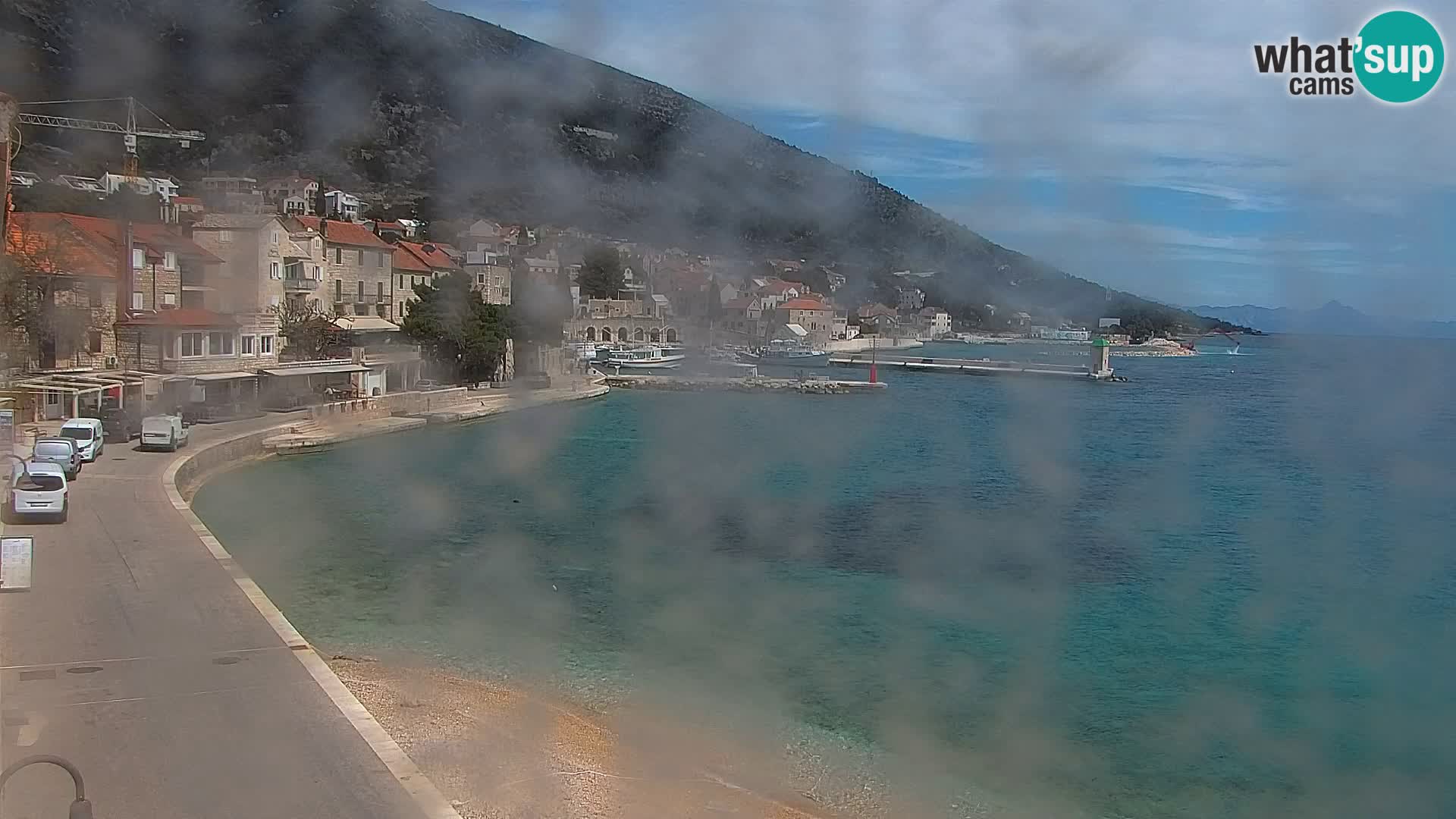 Spletna kamera Bol – Center mesta in marina v živo