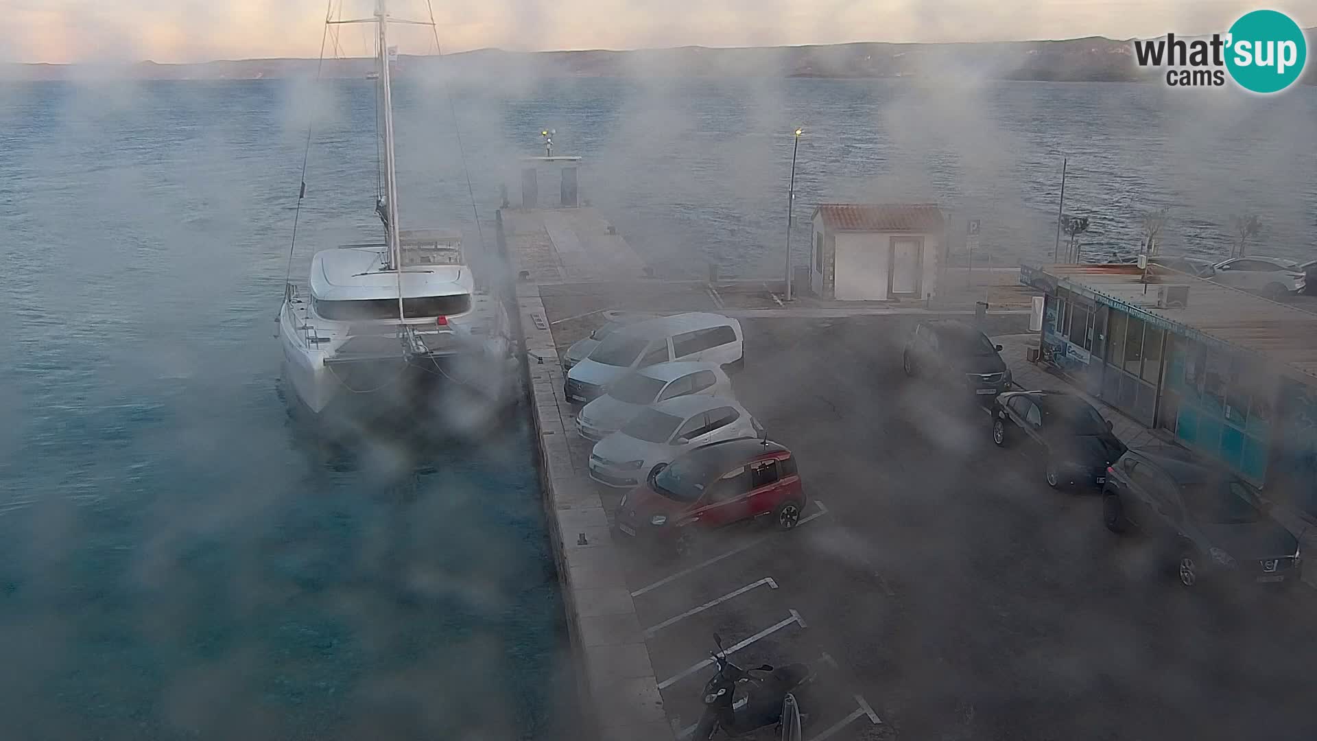 Web kamera Bol – Centar mjesta i marina | Pogled uživo