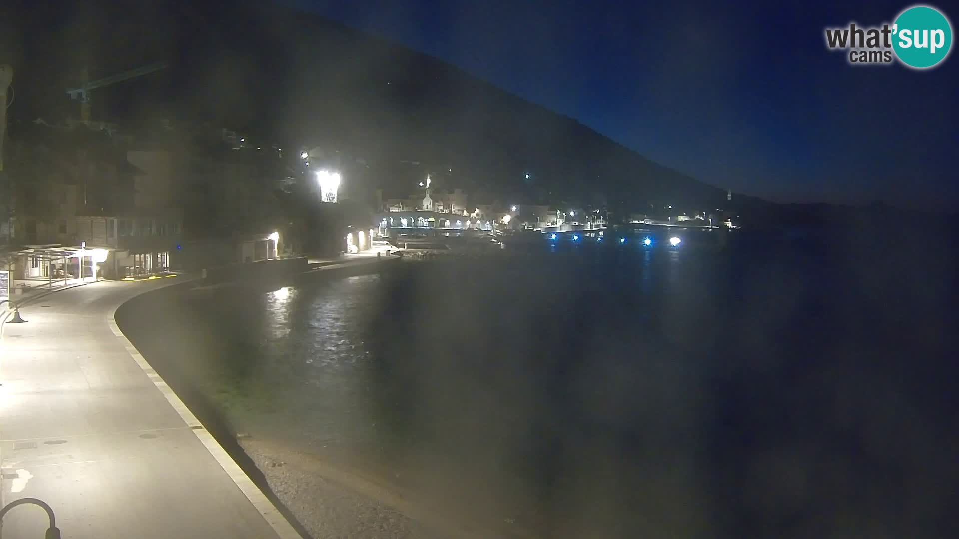 Spletna kamera Bol – Center mesta in marina v živo