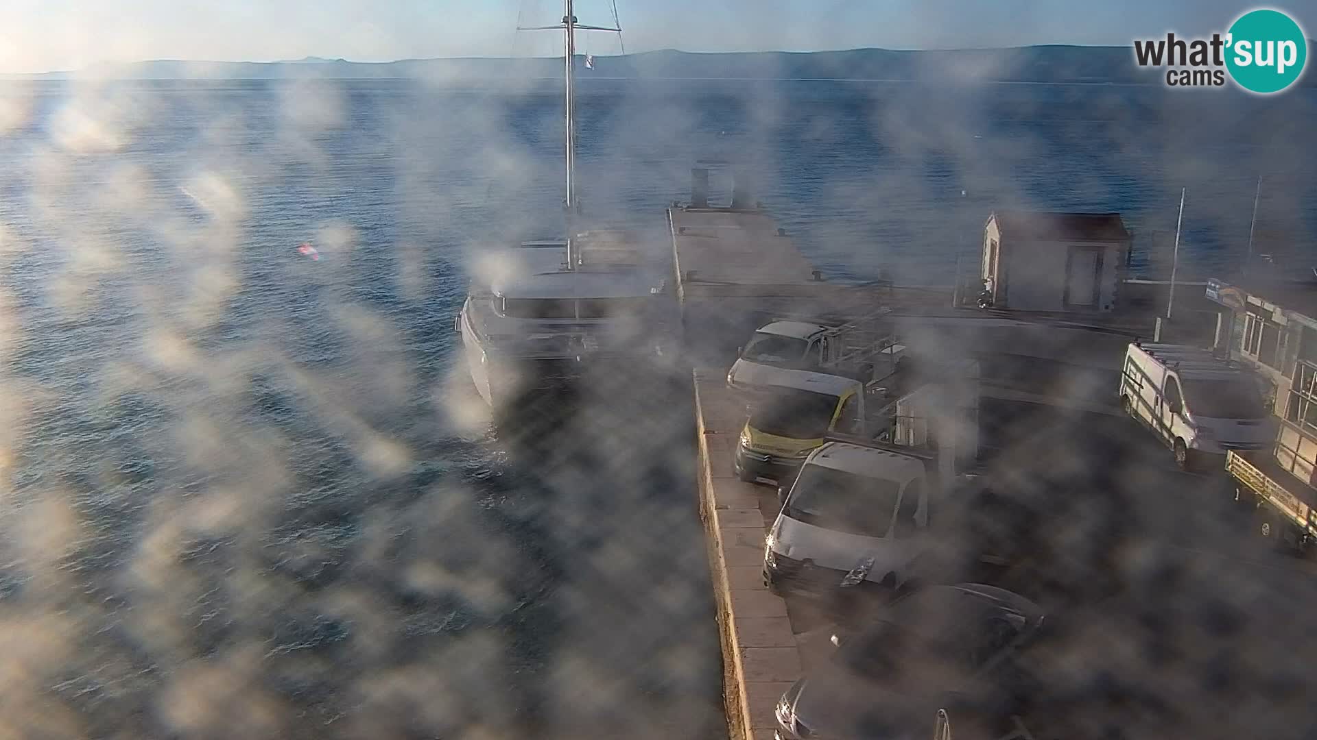 Spletna kamera Bol – Center mesta in marina v živo