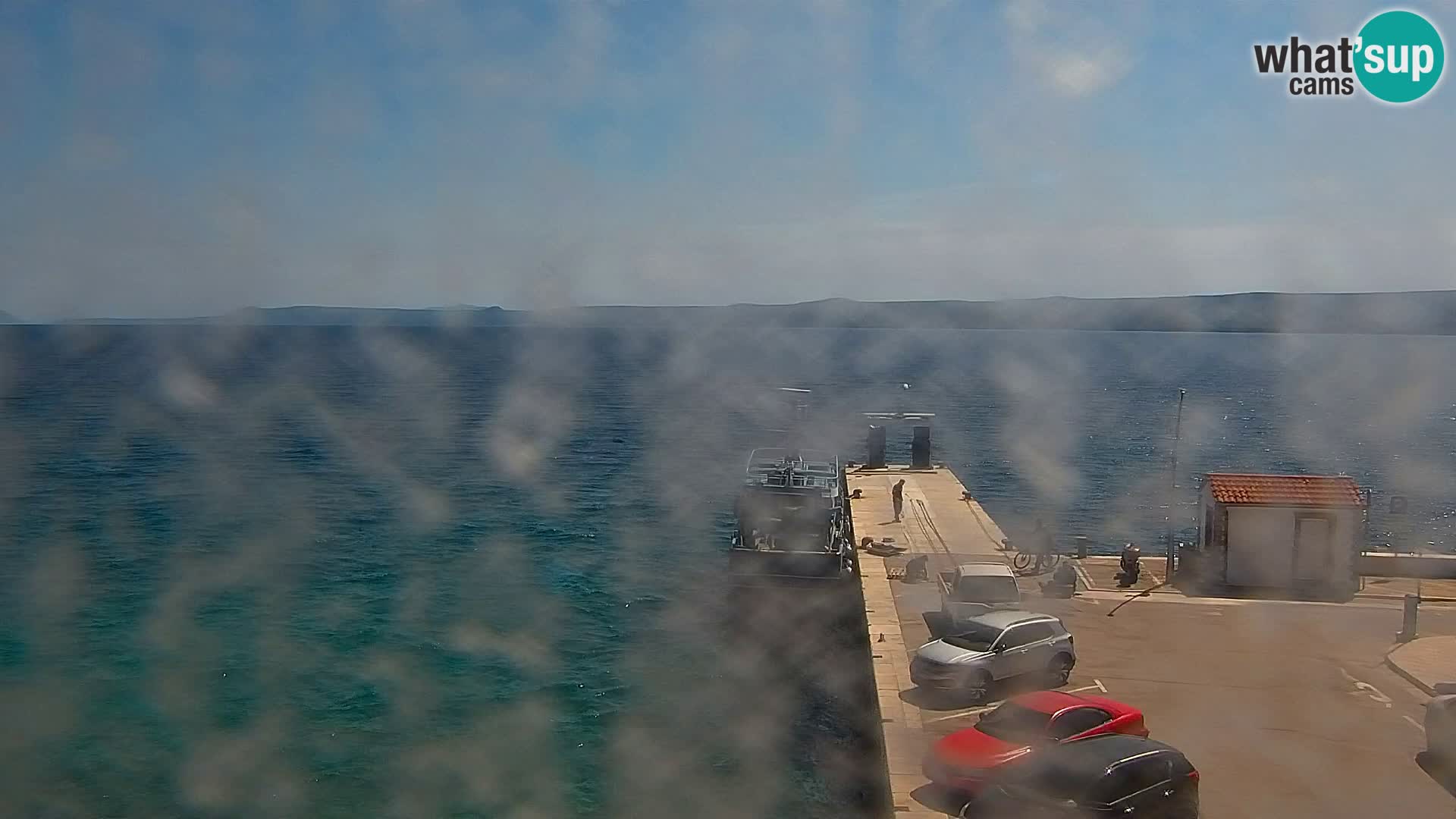 Spletna kamera Bol – Center mesta in marina v živo