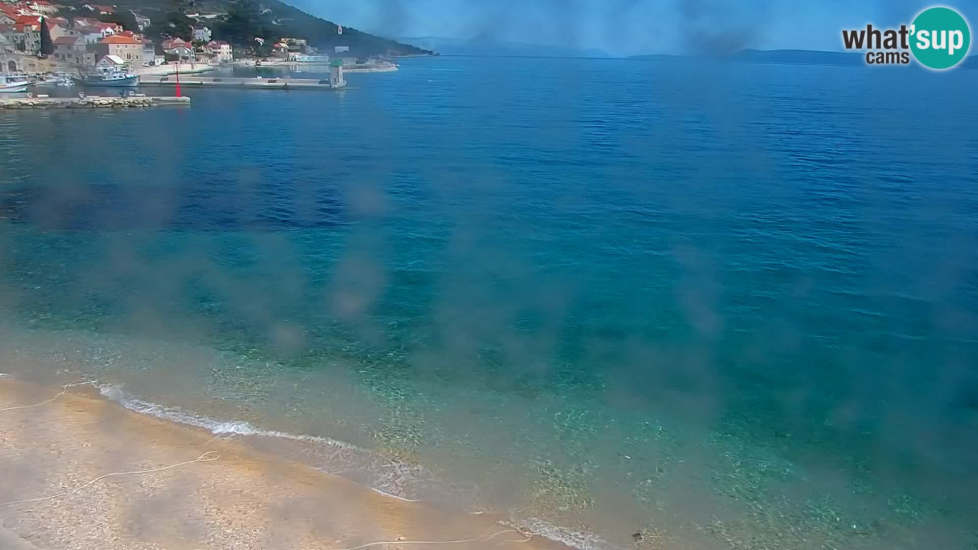 Spletna kamera Bol – Center mesta in marina v živo