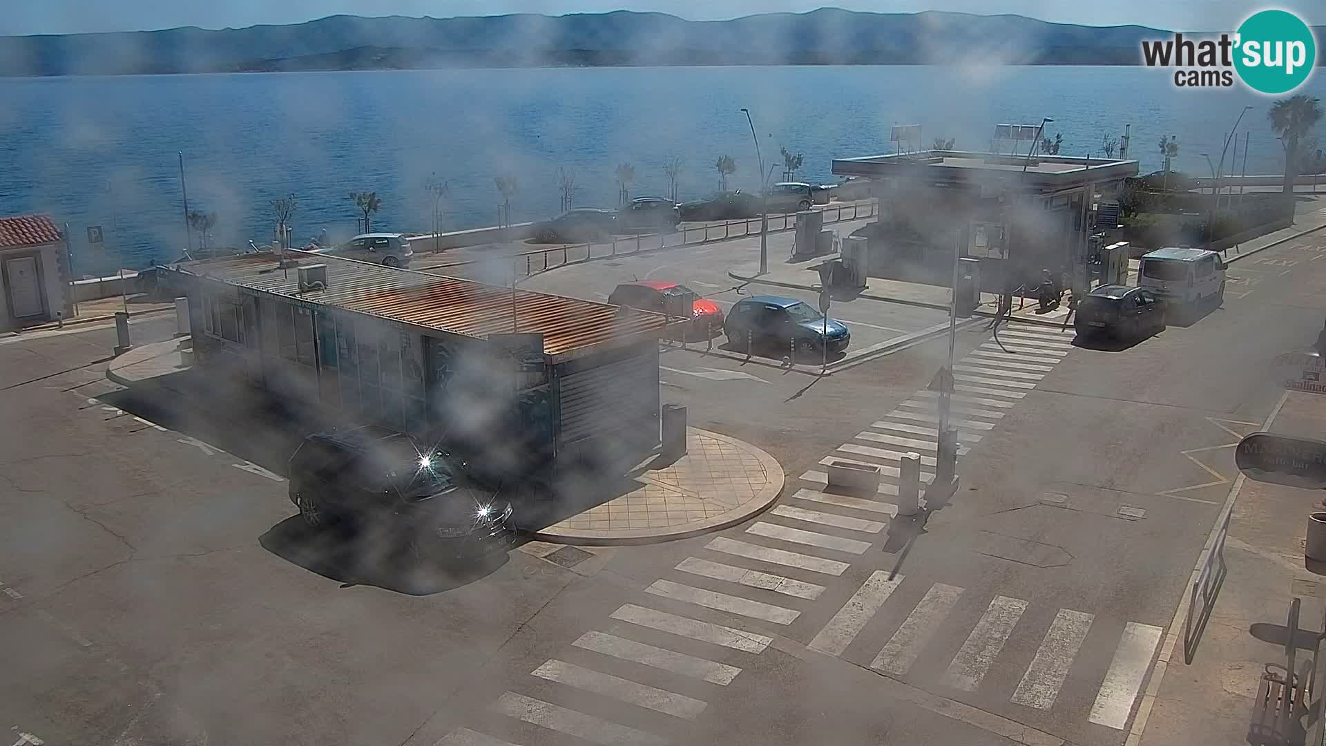 Spletna kamera Bol – Center mesta in marina v živo