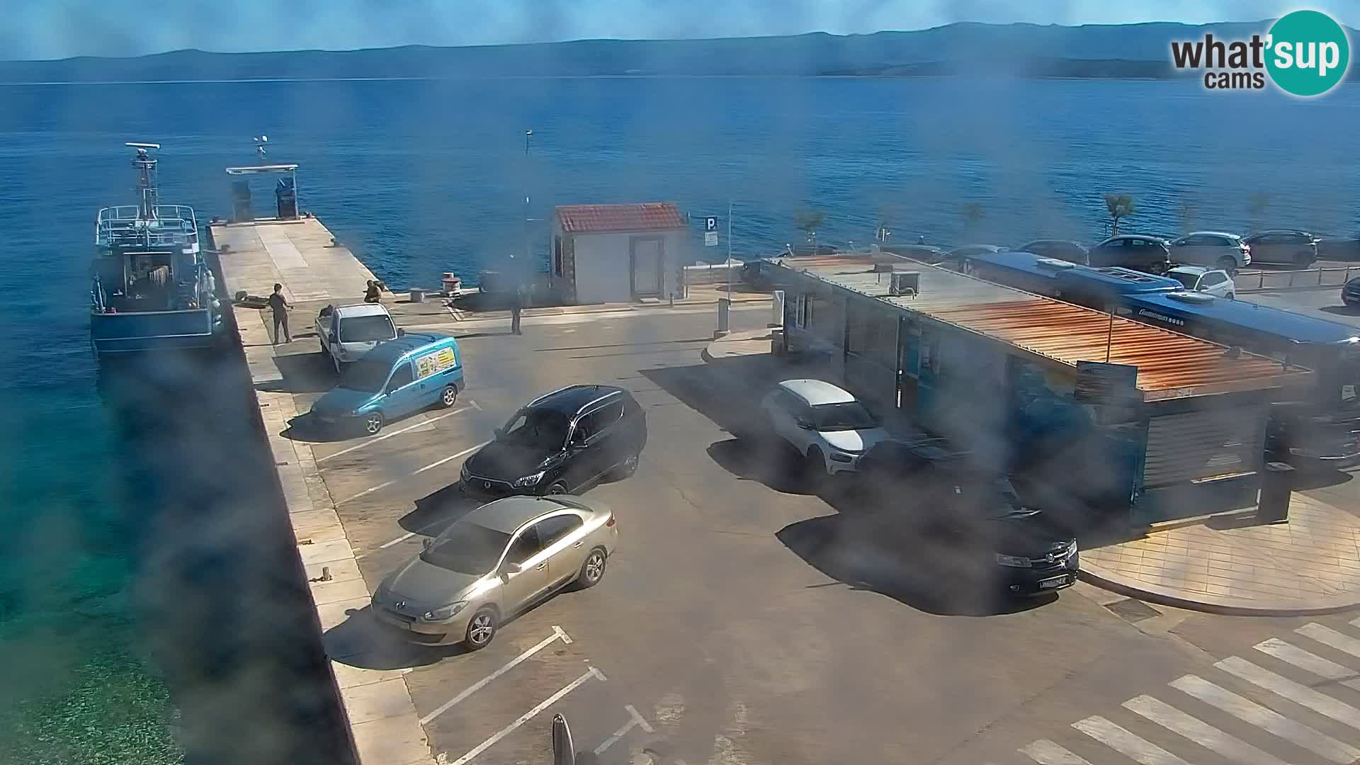 Spletna kamera Bol – Center mesta in marina v živo