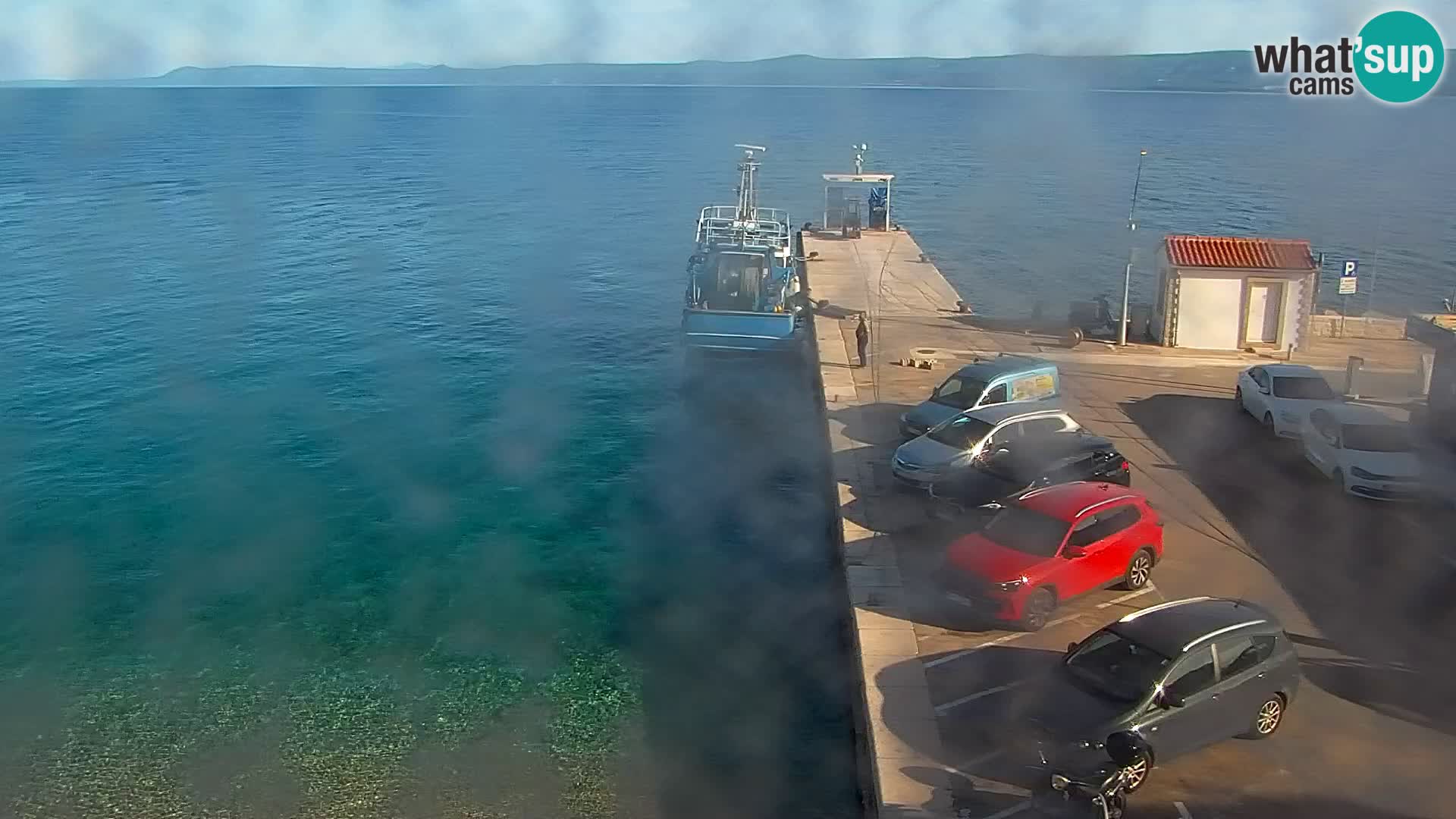 Spletna kamera Bol – Center mesta in marina v živo