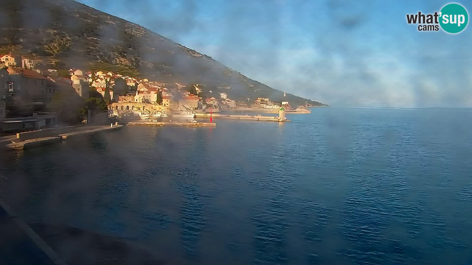 Spletna kamera Bol – Center mesta in marina v živo