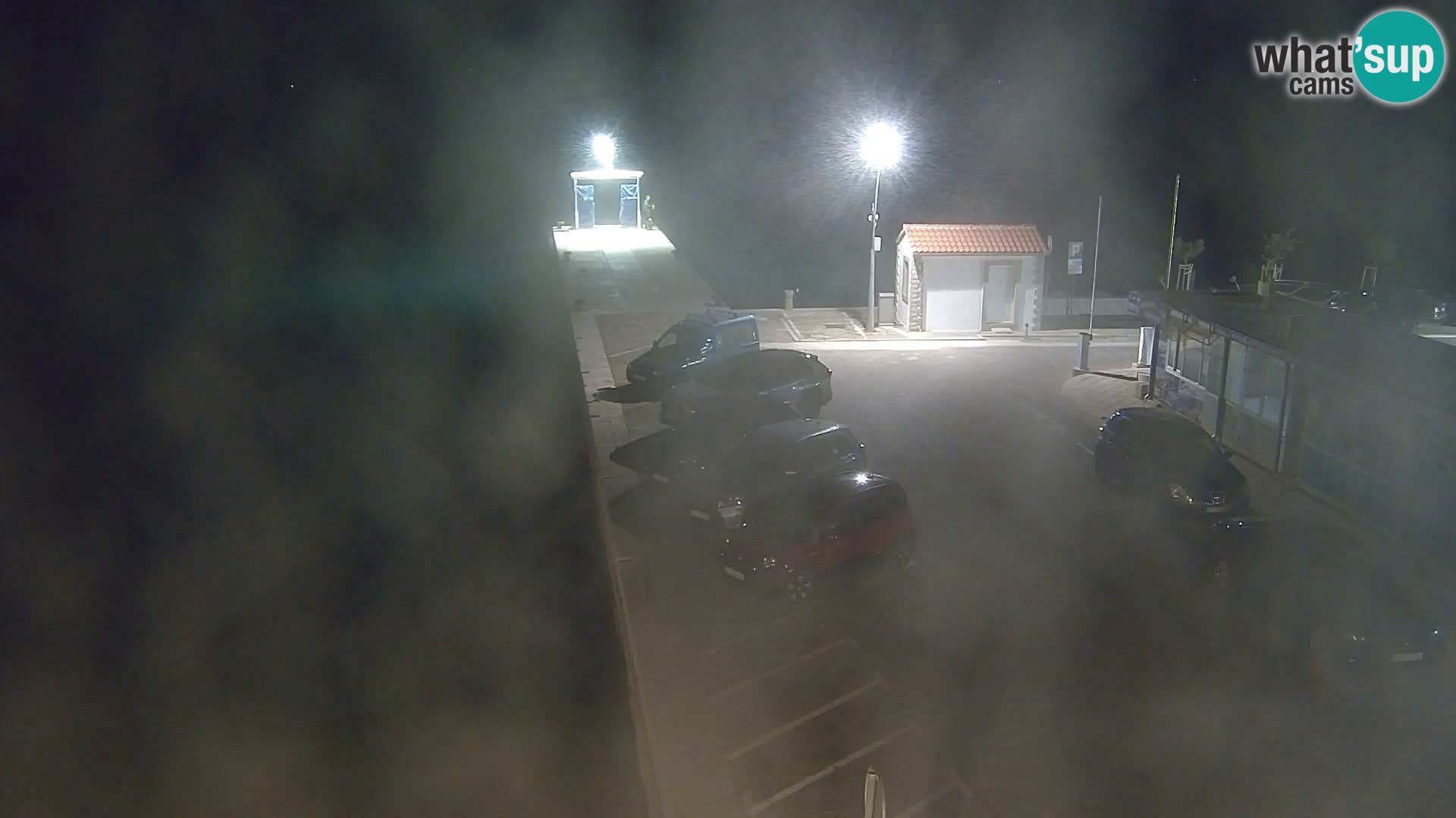 Spletna kamera Bol – Center mesta in marina v živo