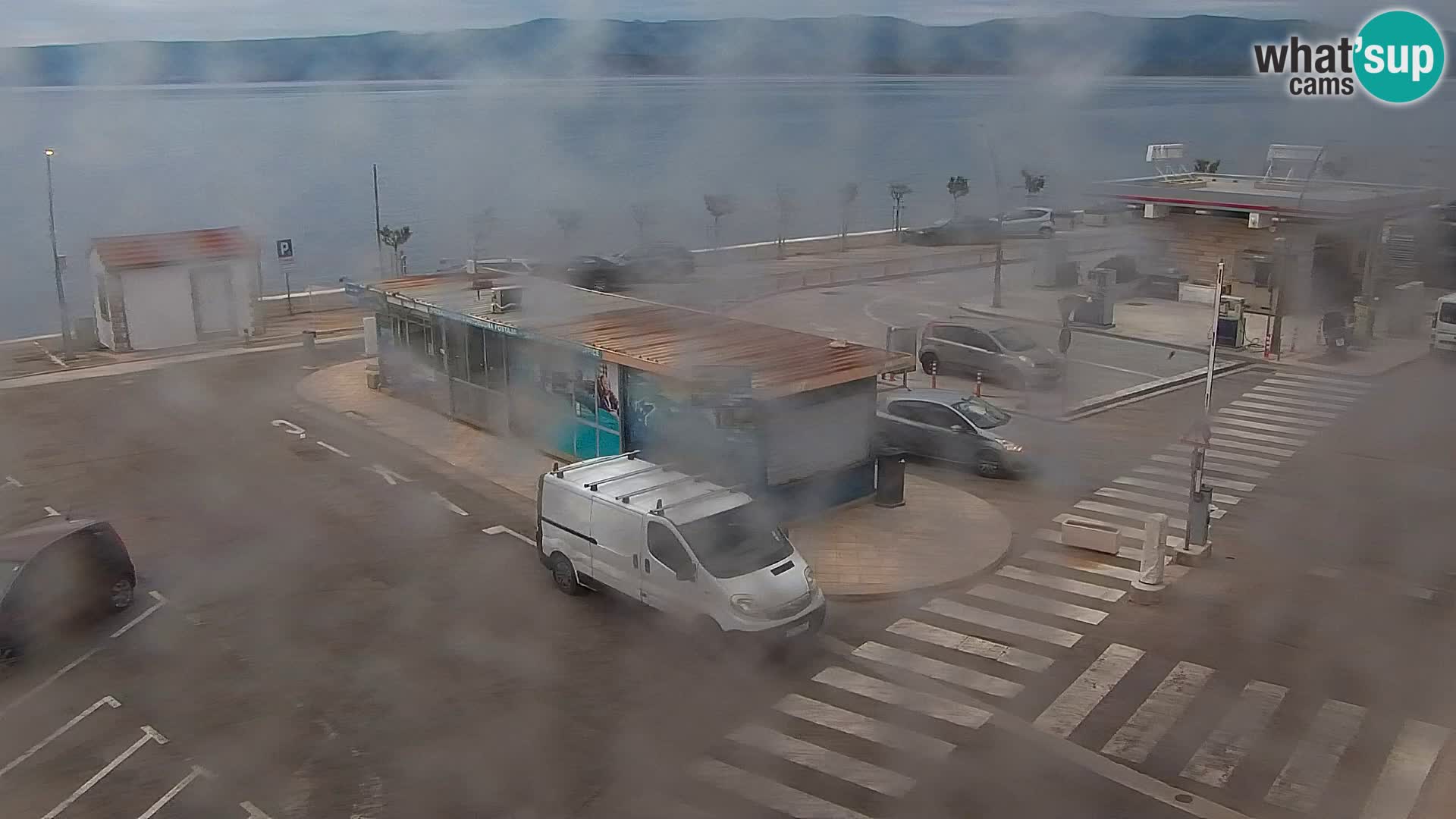 Spletna kamera Bol – Center mesta in marina v živo