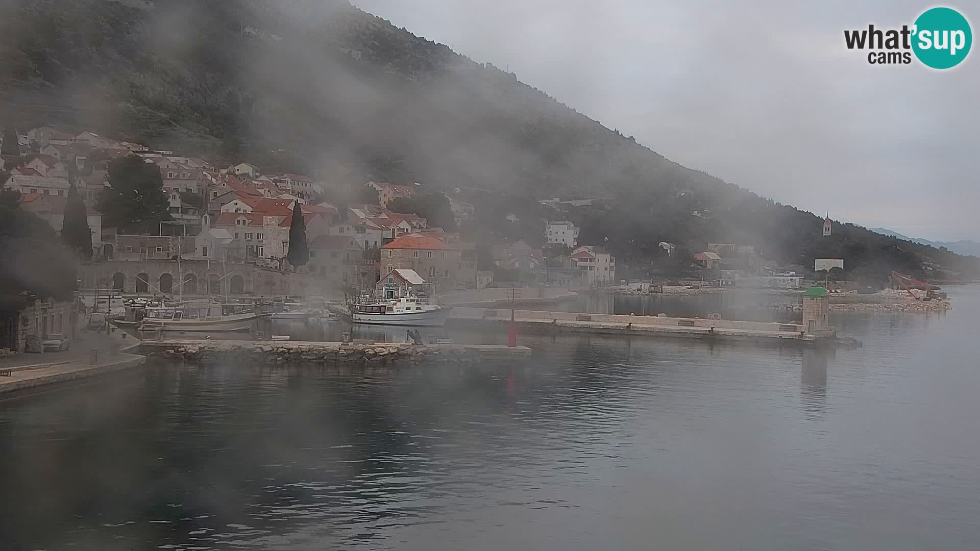 Spletna kamera Bol – Center mesta in marina v živo