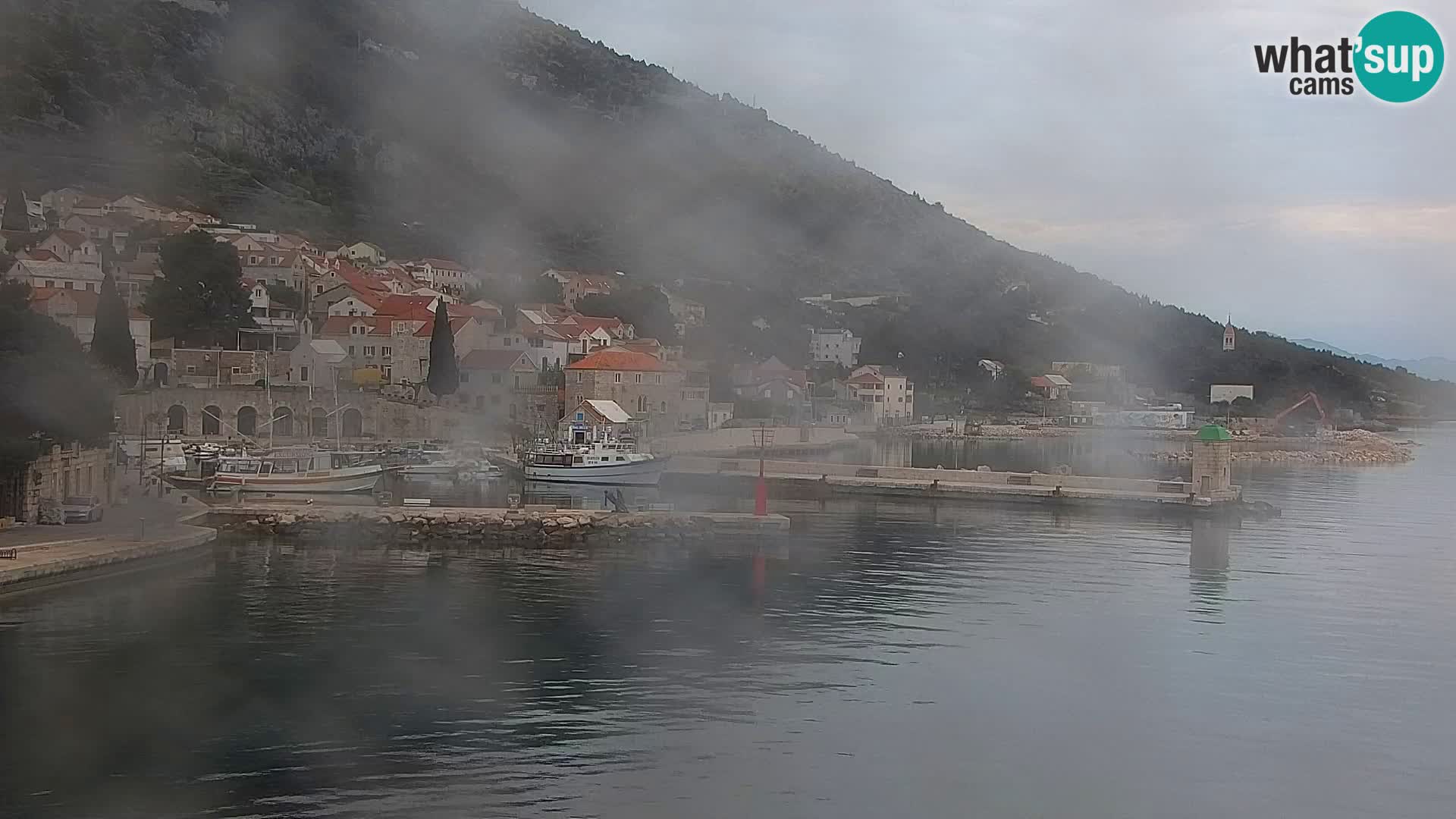 Web kamera Bol – Centar mjesta i marina | Pogled uživo