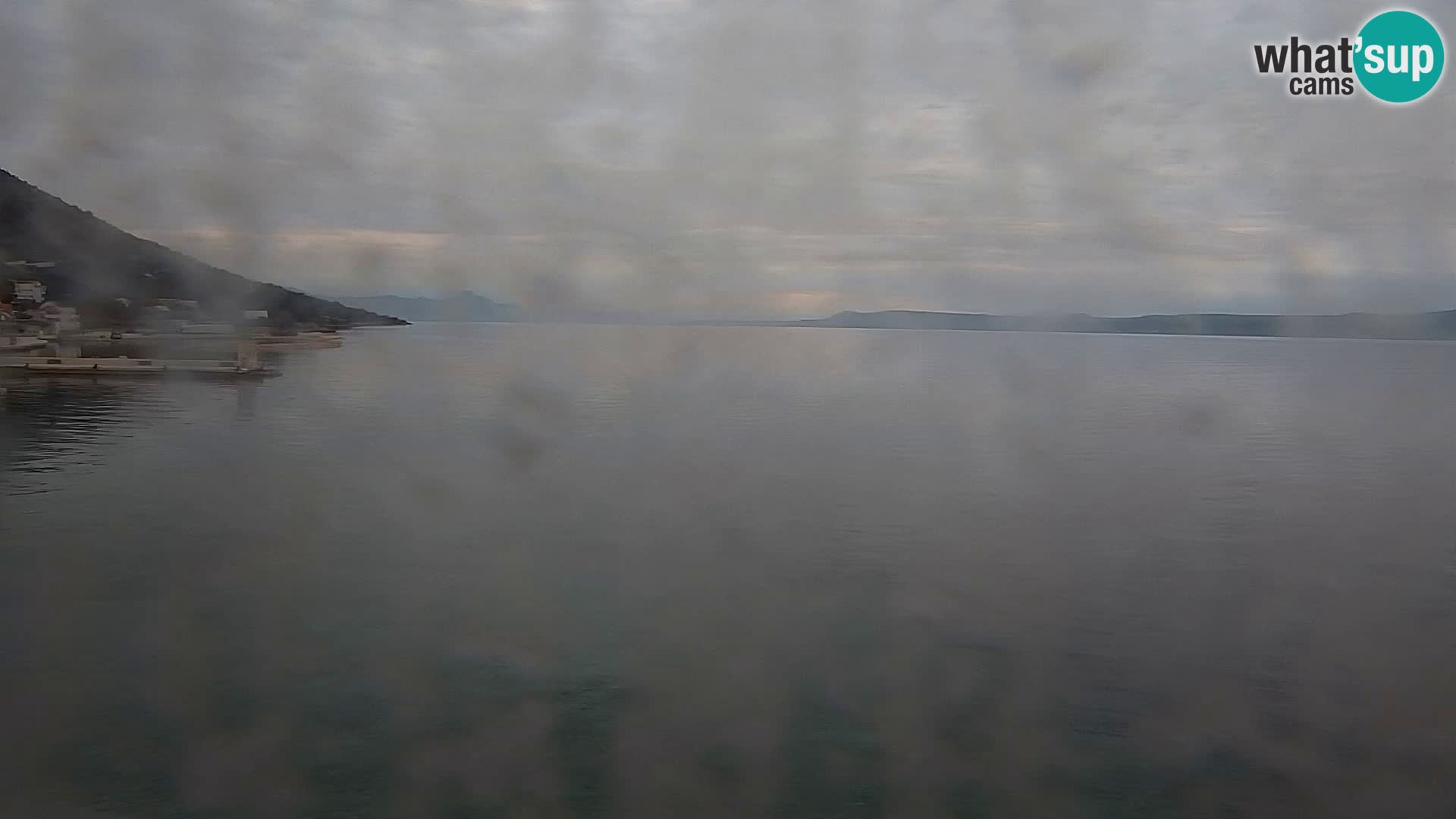 Spletna kamera Bol – Center mesta in marina v živo